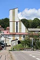 Façade sud-ouest du lavoir des Chavannes, au fond la tour aéroréfrigérante de la centrale thermique de Lucy